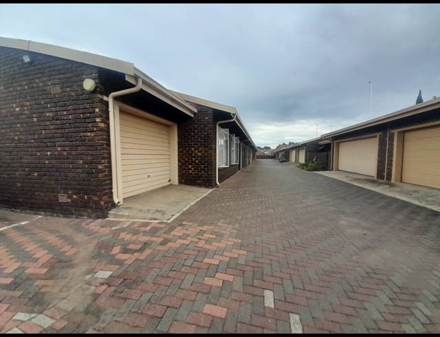 2 BEDROOM TOWNHOUSE TO LET IN THREE RIVERS